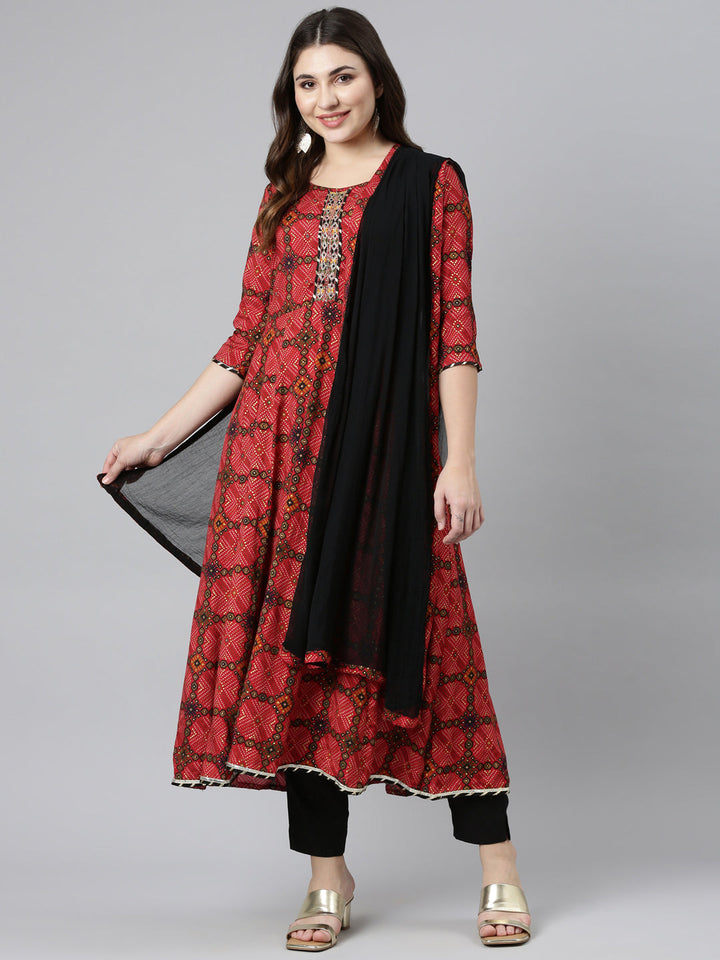 Neerus Red printed straight kurta set with dupatta - detail view 2