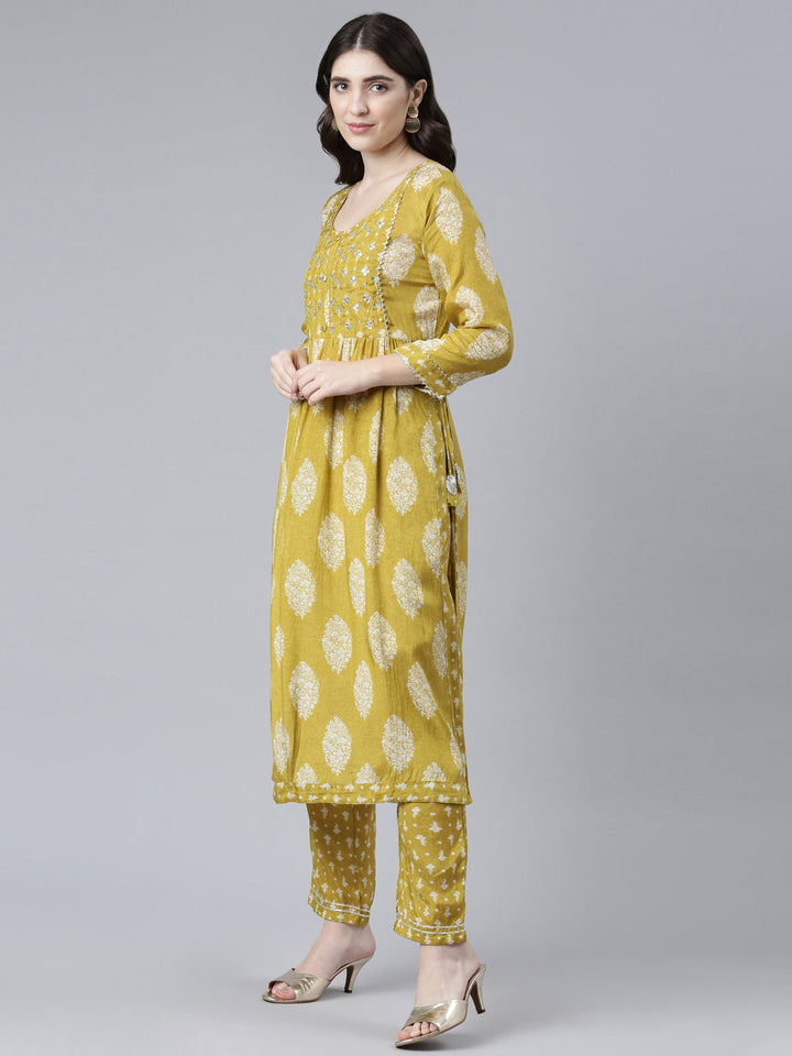 Neerus Green printed straight kurta set - back view