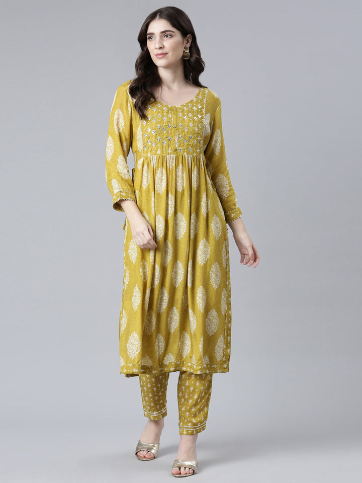 Neerus Green printed straight kurta set - detail view 2