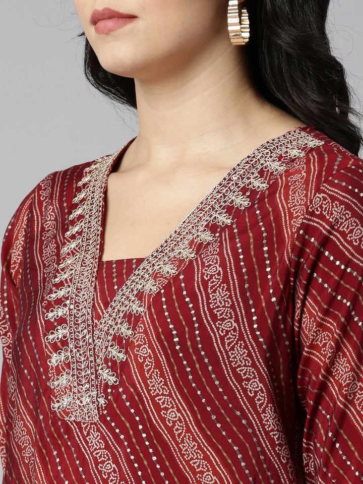 Neerus Maroon printed straight kurta set with dupatta - detail view 1
