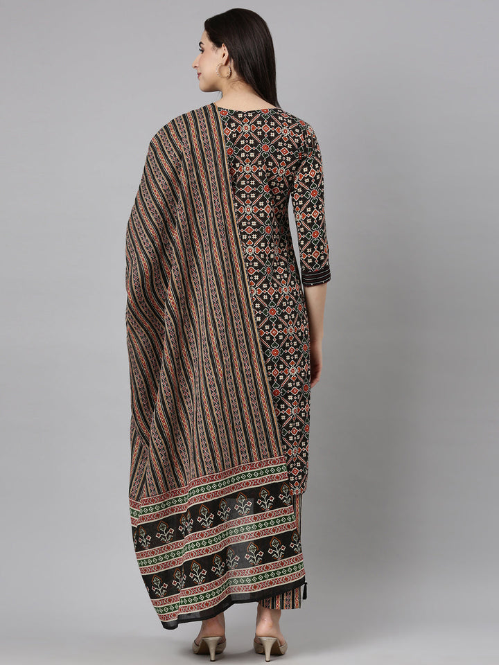 Neerus Black printed floral suit set - side view