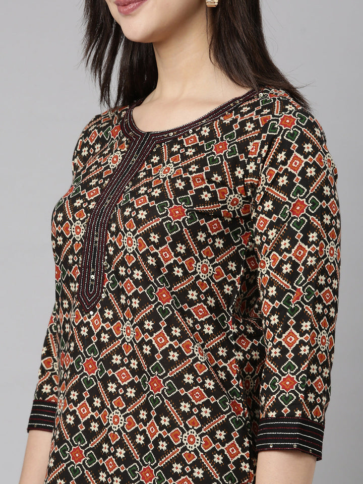 Neerus Black printed floral suit set - detail view 4