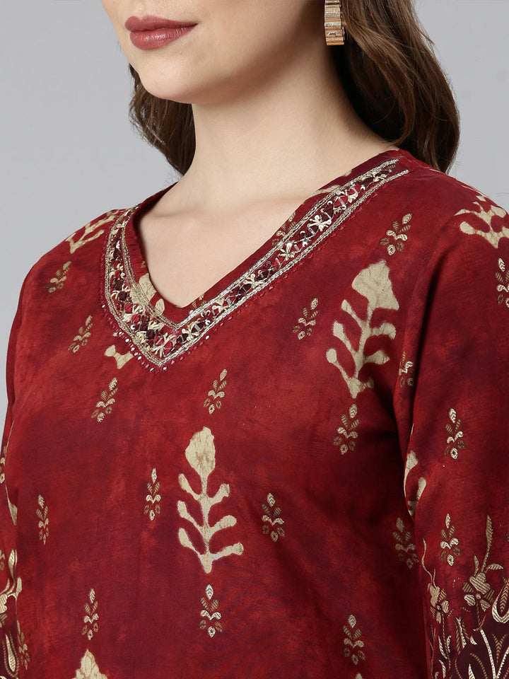 Neerus Maroon floral printed straight suit set - detail view 4