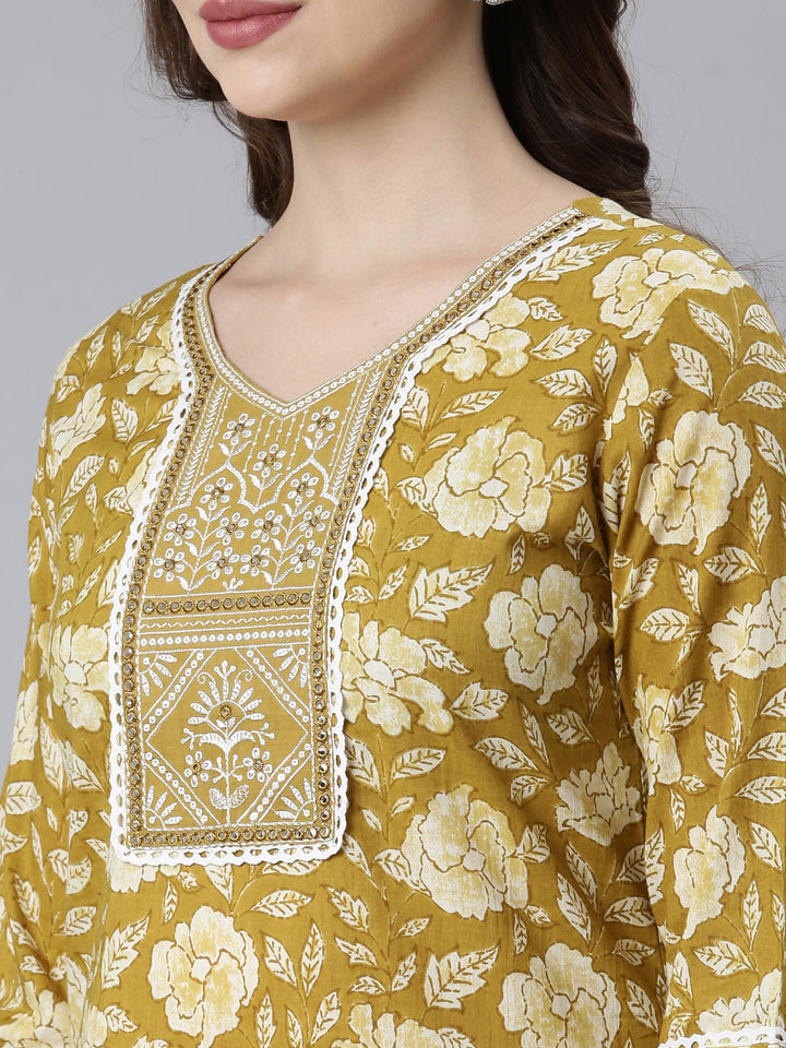 Neerus Mehadi Green Panelled Straight Floral Kurta And Trousers With Dupatta