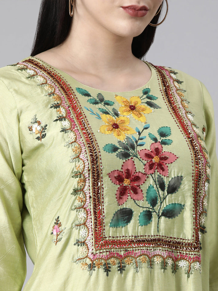 Neerus Green muslin printed suit set - detail view 2