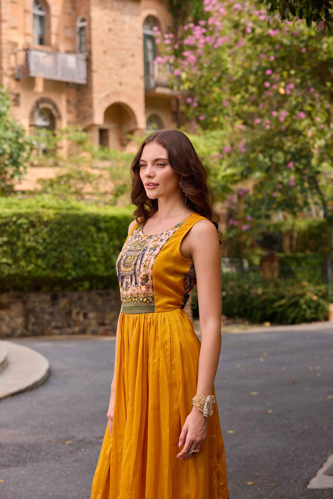 Neerus Gold polyester solid maxi dress - detail view 1