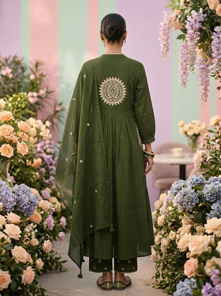 Neerus Green cotton solid suit set - back view