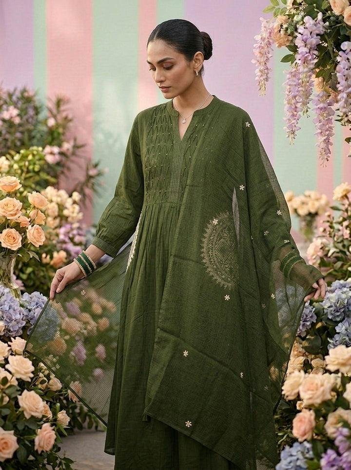 Neerus Green cotton solid suit set - detail view 1