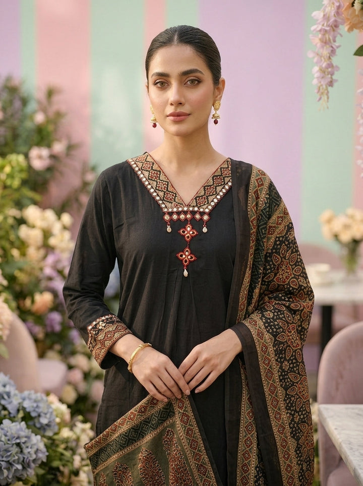 Neerus Black cotton printed suit set - detail view 1