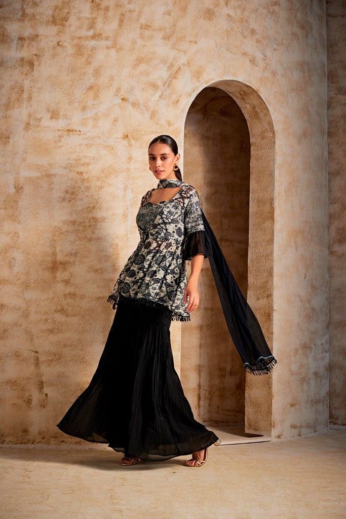 Neerus Black cotton printed straight suit set - back view